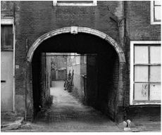De Poort naar het Kraanstraatje, ca. 1974.JPG
