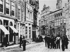 Centraal de voormalige Provinciale Bibliotheek in de Lange Delft, ca. 1890.jpg