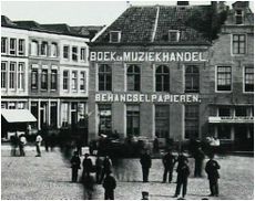 Boek en muziekhandel De Boer hoek Markt-Lange delft, ca. 1870.JPG