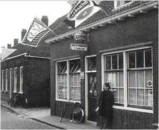 Cafe De Vriendschap aan Noorstraat 19 in Arnemuiden, ca. 1950.jpg