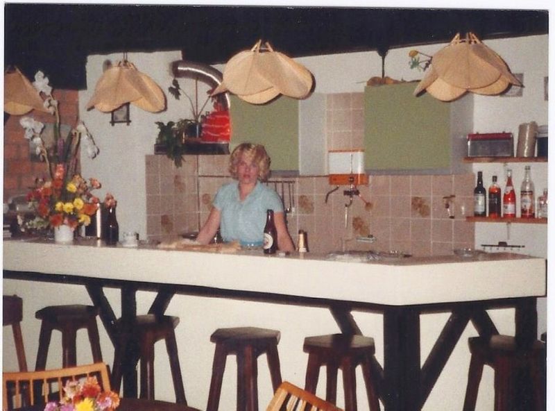 Bestand:Cintha ten Hoorn achter de bar van de Moriaan.jpg