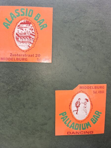 Bestand:Stickers Alassio en Palladium-bar.jpg