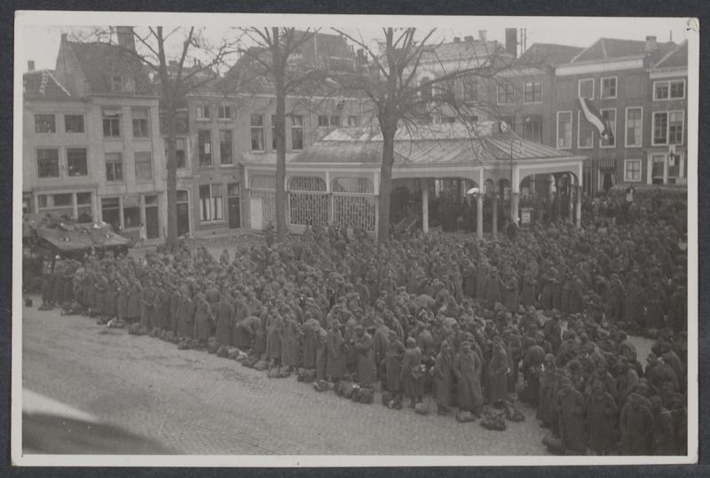 Bestand:Soldaten op De Dam.jpg