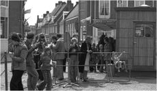 Dranghekken bij de Ko-bus op de Markt, ca. 1975.JPG