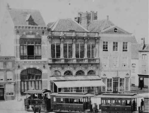 Logement De Koophandel met tram, 1890.JPG