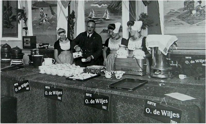 Bestand:Beurs in Het Kasteel van Batavia; rechts Koos Minderhoud, ca. 1930.JPG
