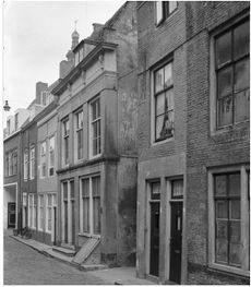 Het pand rechts is Herenstraat 21-21a, 1962.JPG