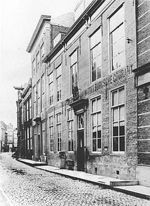 Straatbeeld Lange Sint Pieterstraat met kantoor Middelburgsche Courant, ca. 1880.jpg