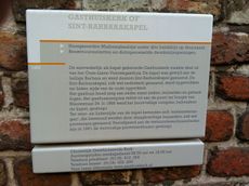 Plaquette Onze Lieve Vrouwegasthuis, Lange Delft Middelburg, foto Rob van Hese 2012.jpg