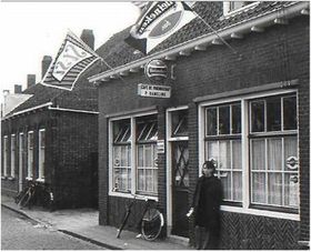 Cafe De Vriendschap Nieuwstraat 19 Arnemuiden, ca. 1950.JPG
