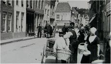 Kromme Weele met in het verlengde de Seisstraat, ca. 1925.JPG