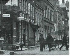 Straatbeeld Lange Delft, ca. 1905.JPG