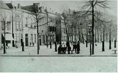 Links pand herberg De Engel Dam hoek Spuistraat, ca. 1884.jpg