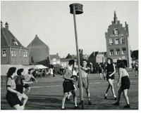 Swift korfbalt op de Markt, 1946.JPG