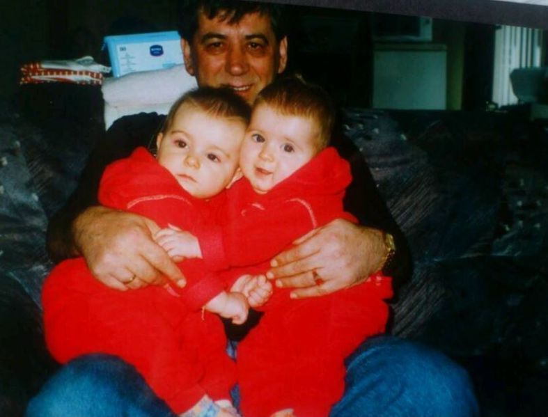 Bestand:Zeljko Savic met twee dochters.JPG