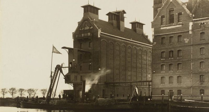 Bestand:Stoomschip Meelfabriek eind jaren 20.JPG