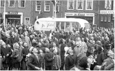 Friteskraam Arie Neufeglise Markt Middelburg, 1966.JPG