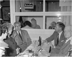 Overleg in Het Poffertjeskraam met tweede van rechts burgemeester Drijber, 1965.JPG