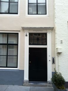 Voordeur d' Engelse Kiste Nieuwstraat 39 Middelburg, foto Rob van Hese 2012.jpg