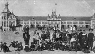 Grand Hotel des Bains groep strand 1899.jpg