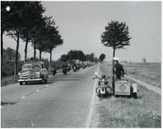 Nieuwlandseweg met rechts een deel van de Zaagmolendijk, ca. 1965.JPG