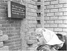 Eerste steenlegging Dorpshuis Nieuwland, 2 december 1972.JPG