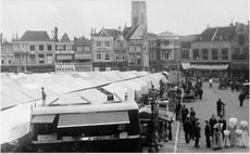 Het friteskraam van P. van Luijk op de Markt, ca. 1935.JPG