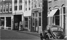 Rechts het pand van Sies Vlasmarkt 32 Middelburg, ca. 1970.JPG