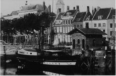 Logement Het Rotterdamsch en Goesch Veerhuis 2e pand van rechts, ca. 1870.JPG