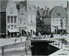 Links Het Ossenhoofd hoek Rotterdamsekaai en Brakstraat, ca. 1870.JPG