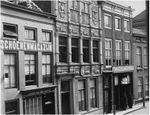 Munchener Bierhalle, derde pand van links, ca. 1898.jpg