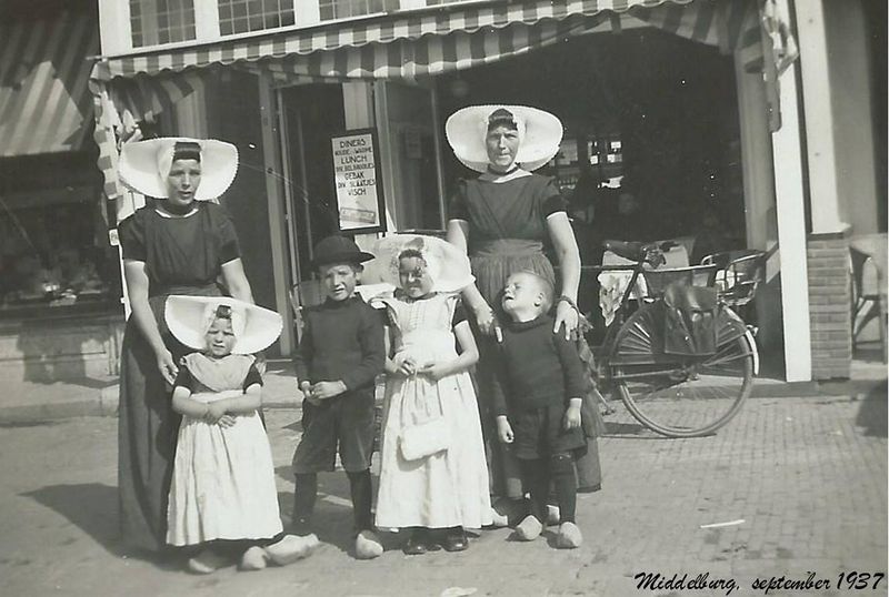 Bestand:Boertjes voor Hoogesteger in 1937.jpg