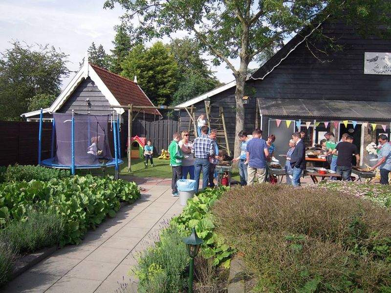 Bestand:Een barbeque in de tuin van de Merelhoeve.jpg