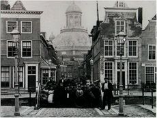 Links Het (Oude) Gorinchemse Veerhuis hoek Dam en Schuitvlotstraat, ca. 1875.JPG