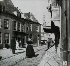 Links, met brievenbus, pand Gillissen aan de Pottenmarkt, ca. 1901.JPG