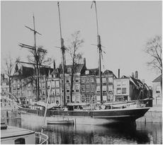 In het tweede pand van rechts zat vroeger Het Swart Trompet, ca. 1890.JPG