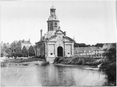 De Vlissingsepoort met daarachter het Vlissings Wagenplein, ca. 1850.JPG